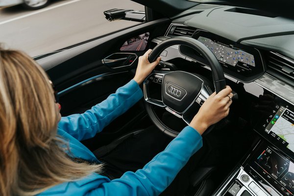 What Are the Best Practices for Calibrating a Digital Dashboard in an Audi R8?