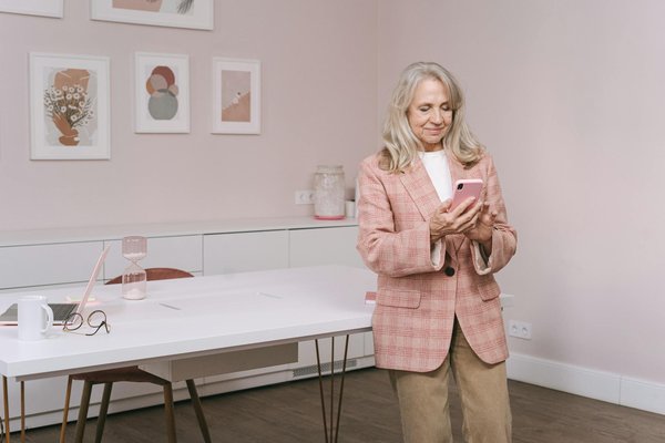 How to Select and Style a Geometric Print Blazer for a Fashion Retail Manager?